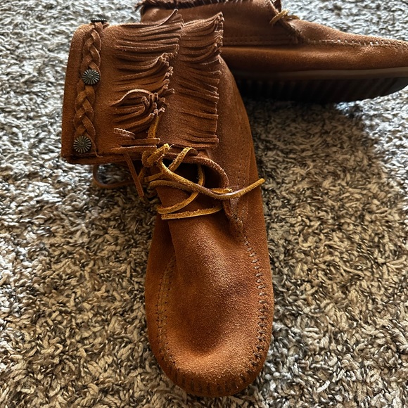 Minnetonka boots. Size 8 in women’s. Chestnut color. - Picture 2 of 4